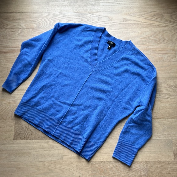 Very pretty blue Aqua cashmere sweater. - Picture 2 of 3